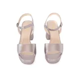 Sandalias plateadas con plataforma y taco cuadrado, con tira delgada sobre los dedos y tobillo con hebilla.