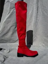 Bota bucanera roja de gamuza con suela y taco negros.