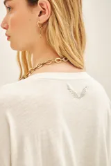 Remera azul de cuello redondo confeccionada en jersey flamé, con efecto gastado y calce oversize.