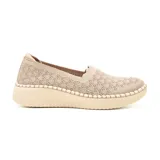 Zapato casual Skechers Wilshire Blvd color beige, sin cordones, con capellada de tejido crochet Stretch Fit y plantilla Air-Cooled Memory Foam.
