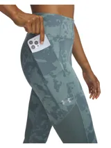 Calza deportiva Under Armour de tiro alto, corte capri y estampado abstracto en tonos de verde y gris.