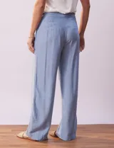 Pantalón largo celeste de lino, marca Zac & Rachel, corte wide leg, pretina con botones, cierre y broche metálico, bolsillos verticales delanteros y bolsillos simulados traseros.