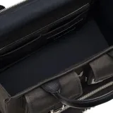 Bolso tote mediano Marc Jacobs modelo The Cargo Canvas, color negro, confeccionado en lona resistente con múltiples bolsillos externos, doble asa de mano y correa bandolera ajustable y extraíble.