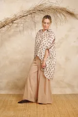 Camisa estampada con cuello clásico, cierre frontal con botones y mangas largas con puños abotonados.