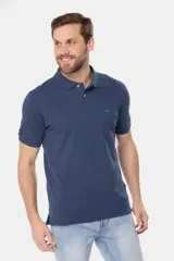 Remera polo de piqué lisa color rojo, con cuello en rib y botones personalizados.