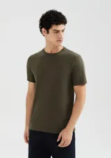 Camiseta básica de manga corta, cuello redondo y calce regular, color rojo jaspeado.