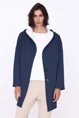 Cárdigan beige con capucha y corte oversize.