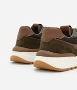 Championes de hombre marca Viko, estilo jogging, color verde oscuro, marrón y beige. Capellada de poliuretano con recortes contrastantes, ajuste con cordones y suela de PVC.