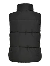 Chaleco negro acolchado con cuello alto y cierre frontal con cremallera. Tiene bolsillos laterales y diseño sin mangas.