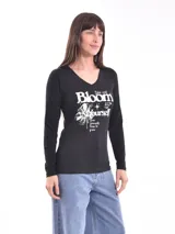 Remera verde militar de manga larga con cuello en V y estampado floral en tonos naranja.