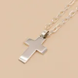 Conjunto de cadena de eslabones plateada con dije de cruz lisa en plata 925.