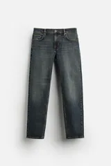 Pantalón de jean azul oscuro, corte slim fit, tiro medio, cinco bolsillos, tejido elástico y efecto lavado.