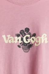 Remera rosa de corte amplio con estampado de girasoles y el texto "Van Gogh".