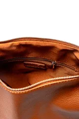 Bolso tipo hobo de cuero sintético color rojo oscuro con textura granulada.