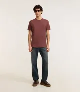 Remera slim de manga corta color salmón, de punto medio, sin estampado y cuello redondo.