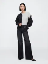 Remera verde oliva de algodón con cuello redondo y corte ajustado.