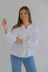 Camisa blanca de mangas largas con bordado de flores y cuello mao.