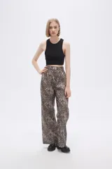 Pantalón ancho de algodón con estampado animal print en tonos marrones y cintura elastizada.
