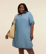 Vestido corto estilo chemise color celeste, con cuello en pico tipo solapa, mangas 3/4 con ajuste, bolsillos laterales y ajuste holgado y ligero.