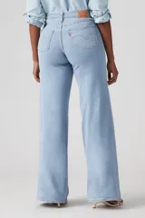 Pantalón de jean celeste de corte wide leg.
