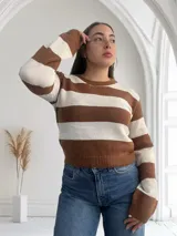 Sweater de punto a rayas horizontales anchas color chocolate y blanco, de corte ajustado y mangas largas.
