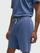 Short de playa violeta de la marca BOSS, con cintura elástica ajustable con cordón.