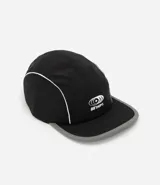 Gorra negra de microfibra, modelo 5 panel, con visera plana y logo estampado en blanco.