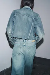 Jeans de mujer tiro medio, corte ancho (baggy) y pierna recta, con efecto lavado azul claro. Presenta cinco bolsillos y bajo acabado con vuelta ancha.