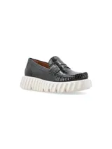 Mocasín de cuero negro con textura croco y plataforma blanca texturada.