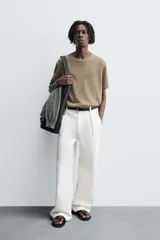 Camiseta de punto ligero color marrón topo, con cuello redondo y manga corta ancha. Presenta una textura acanalada o de estructura fina.