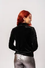 Polera negra de terciopelo con lurex, cuello alto y mangas largas con detalle de drapeado.