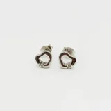 Par de aros de plata 925 con forma de corazón y circonias incrustadas.