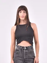 Musculosa negra de corte cropped y breteles anchos.