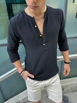 Camisa negra de muselina con cuello mao y botones de madera.