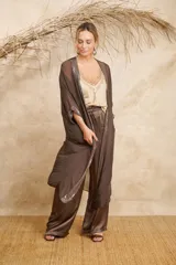 Kimono marrón de seda con terminación en lentejuelas.