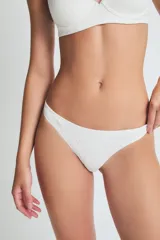 Colaless color piel con pequeños lunares en relieve.