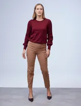 Pantalón de gabardina elastizada azul marino, marca Zac & Rachel, de corte recto, pretina ancha pespunteada y largo al tobillo. Tiene bolsillos simulados.
