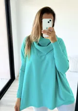 Polerón verde agua de tejido de punto, corte oversize con cuello caído y mangas largas ajustadas.