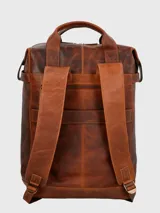 Mochila de cuero color marrón con doble asa de mano y correas acolchadas ajustables. Presenta un compartimento principal con cierre de cremallera, bolsillo acolchado interior para laptop, bolsillo interior con cierre, dos bolsillos frontales con cierre lateral, bolsillo trasero con cierre y forro interior de poliéster reciclado.