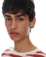 Remera manga larga de viscosa con estampado de rayas horizontales rojas y blancas. Tiene corte a la altura de la cadera y cuello con puño de algodón.