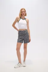 Top blanco de poliamida, corte cropped, al cuerpo y cuello a la base con ribete verde.