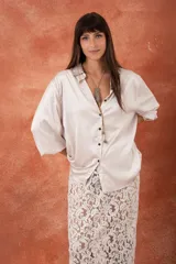 Falda midi de encaje blanco con detalles dorados y plateados, corte recto con abertura lateral y cintura alta.