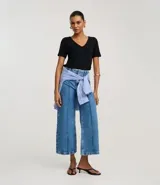 Blusa tipo camiseta de manga corta y escote en V, color negro.