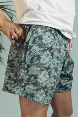 Short de baño rojo con estampado de motivos náuticos en azul y blanco, con cintura elástica ajustable con cordón.