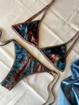 Bikini con top de terciopelo suave, en tonos marrones y turquesas, con breteles desmontables y parte inferior ajustable.