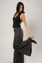 Jean de tiro alto color marrón oscuro con efecto lavado, de corte ancho y pierna muy fluida.