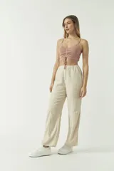 Top de breteles finos color rosa viejo, con escote fruncido y cordón ajustable.