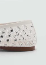 Zapato bajo color plateado con apliques de strass y tejido de malla.