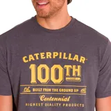 Remera de manga corta color gris jaspeado con un gráfico frontal en amarillo que celebra el centenario de Caterpillar (1925-2025).