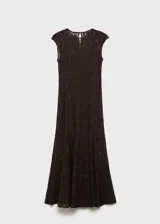 Vestido midi de encaje marrón con cuello redondo y diseño evasé. Tiene cierre de cremallera y botón en la parte posterior, sin mangas y forro interior.